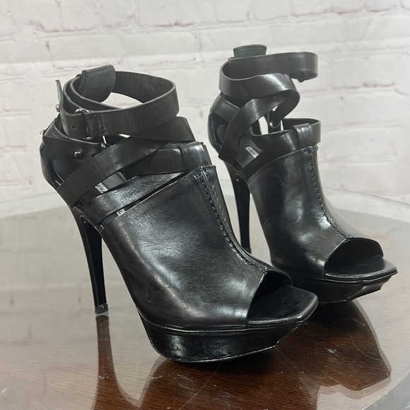 VERA WANG Lavender Hot & Sexy Cris Cross Strappy Leather Platform Sandal 6.5 EUC